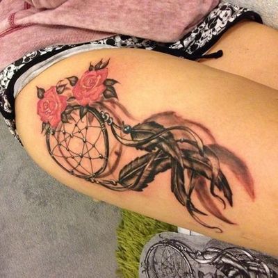  Tatouage attrape rêve avec deux roses sur le coté haut de la cuisse